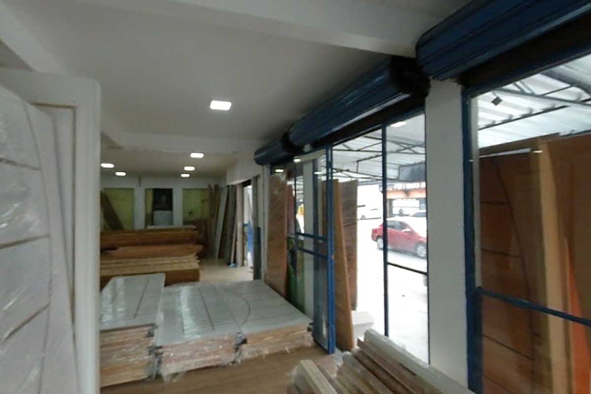 Portas laminadas e de madeira ao lado da vitrine