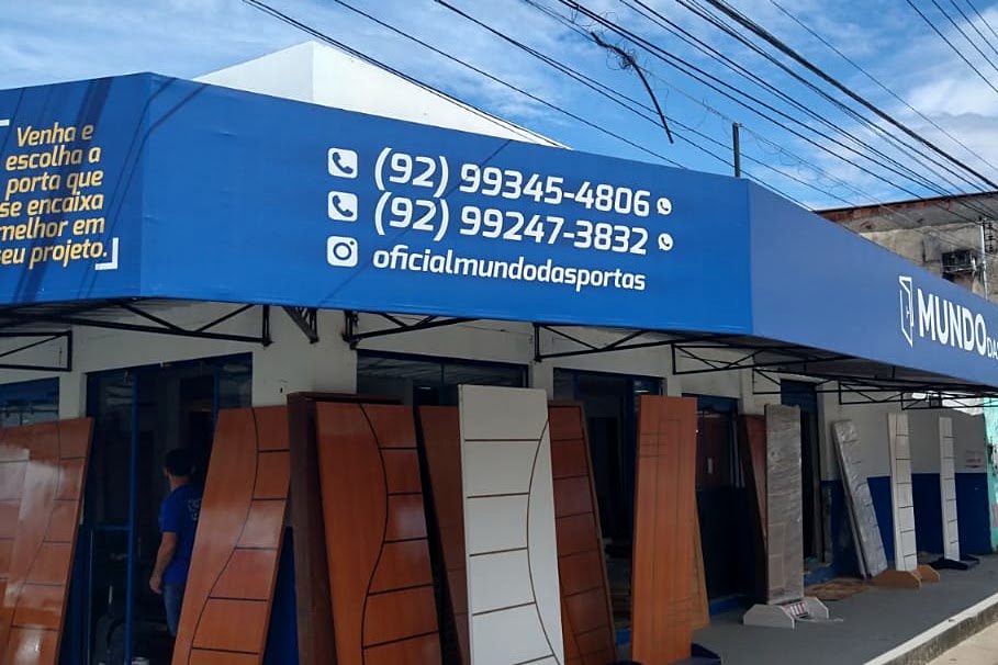A fachada da loja do Novo Aleixo, com as portas expostas na calçada