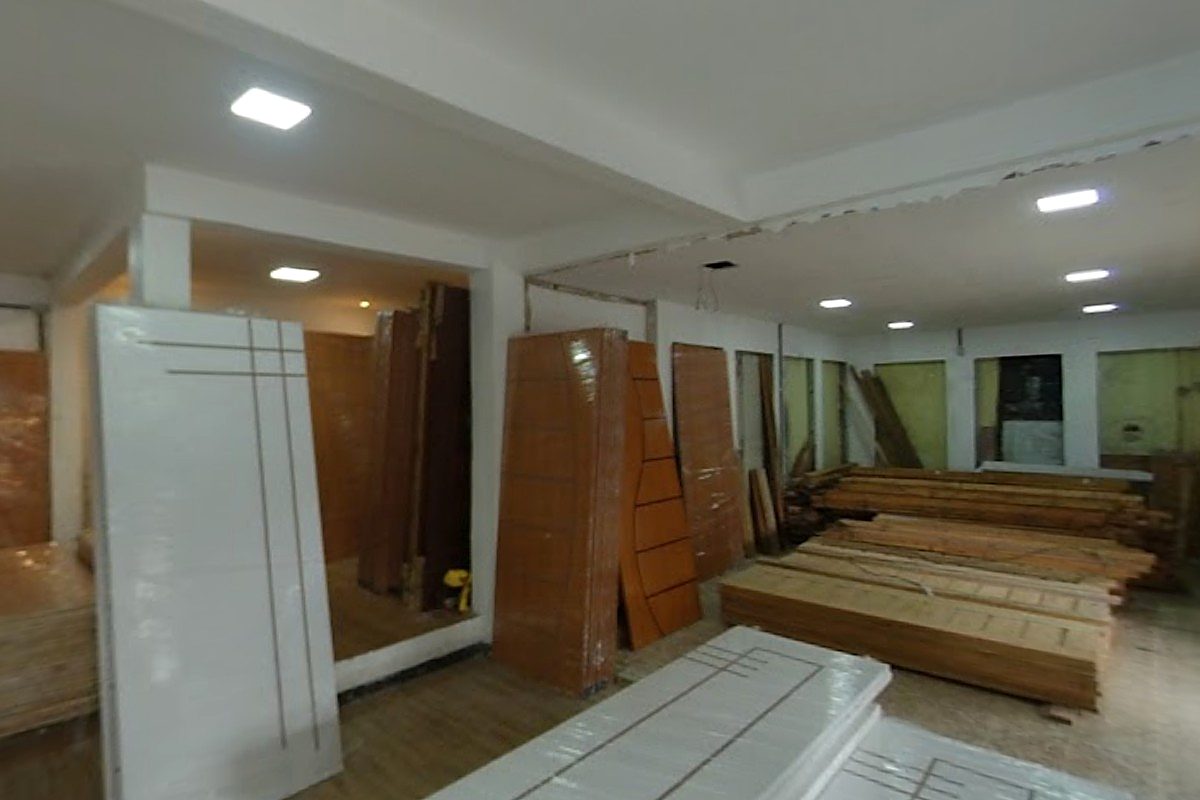 O salão, com portas laminadas e de madeira e as aduelas empilhadas